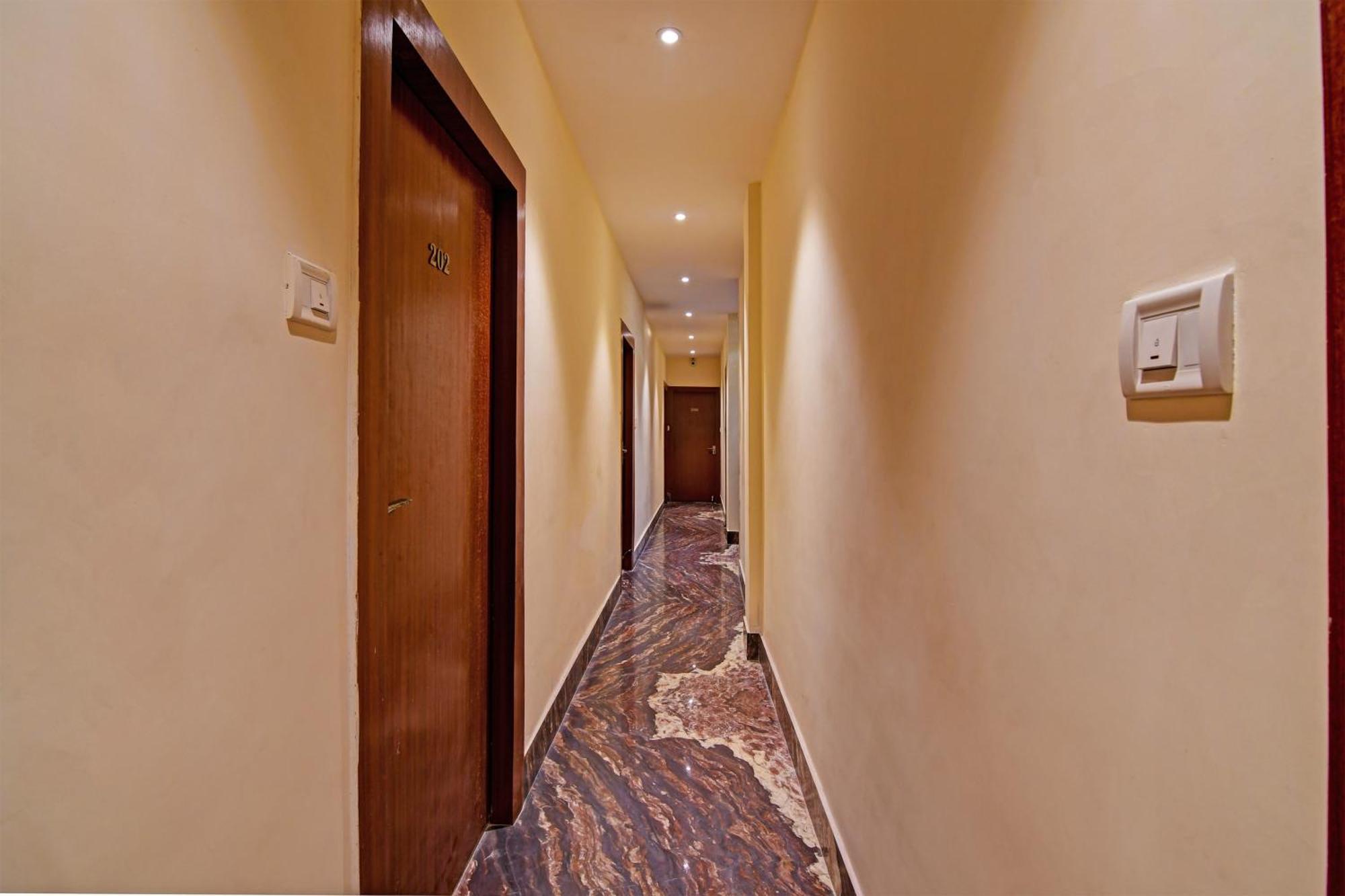Townhouse Refresh Hotel Kolkata Exterior photo
