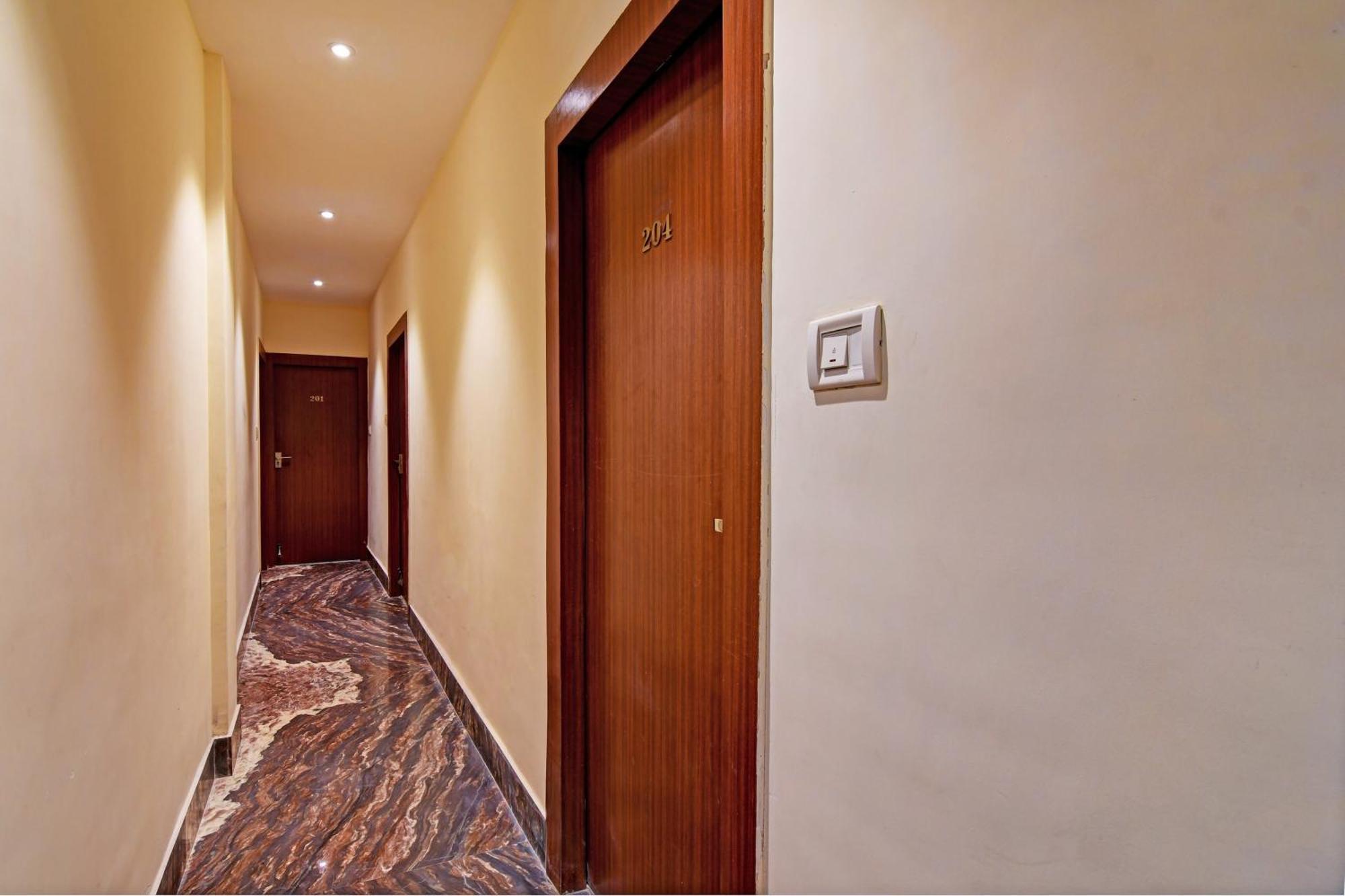 Townhouse Refresh Hotel Kolkata Exterior photo